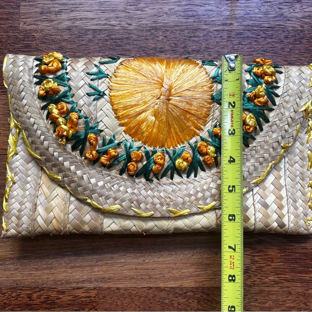 Vintage - Woven Rattan Clutch with Raffia Flowers - Tiki Style - Picture 6 of 10